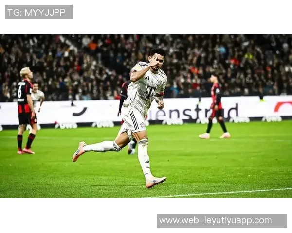 穆勒第96分钟绝杀进球震撼全场直面三名防守球员展现超强实力